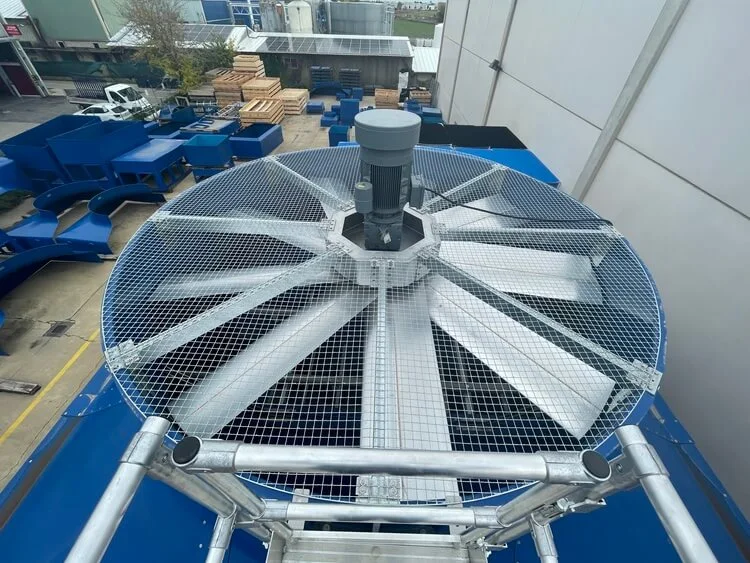 Groupe moteur - ventilateur d'une tour aéro.